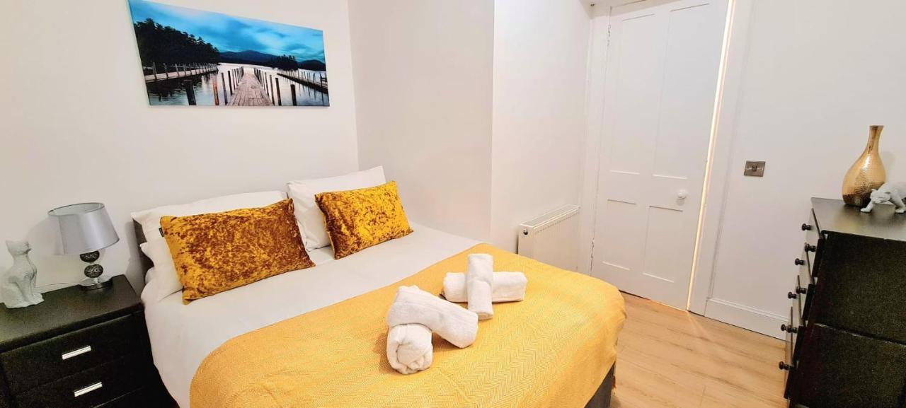 Stunning Modern 3 Bedroom Apartment エディンバラ エクステリア 写真