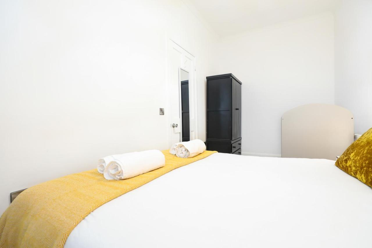 Stunning Modern 3 Bedroom Apartment エディンバラ エクステリア 写真