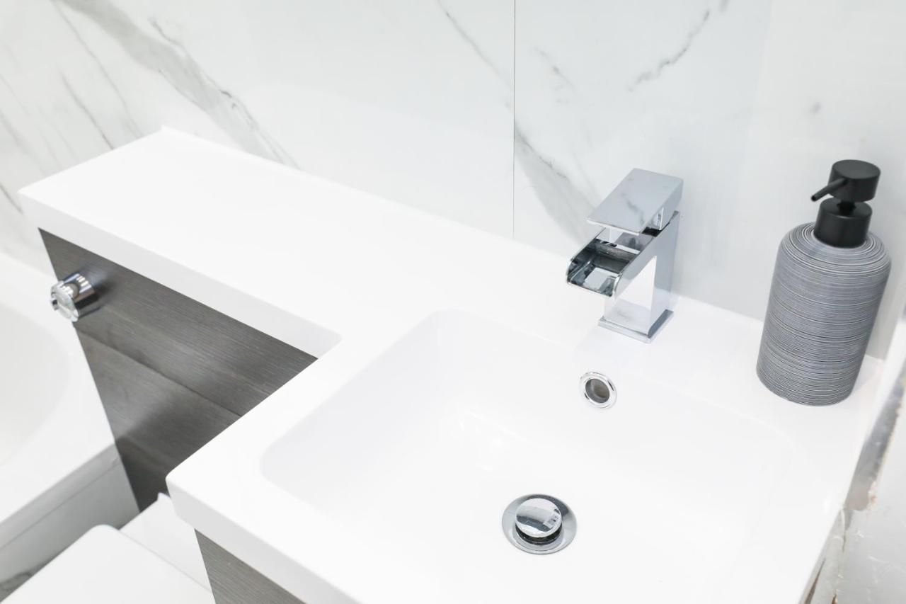 Stunning Modern 3 Bedroom Apartment エディンバラ エクステリア 写真